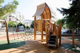 Λιοσίων) και κατόπιν εισήλθε στο πανεπιστήμιο, ακολουθώντας τον ιατρικό κλάδο. Nea Paixnidia Kai Paidikes Xares Sth Petroypolh Dhmoi Gr