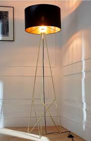 Beaucoup D Elegance Pour Le Lampadaire Becky En Metal Dore Et Son Abat Jour Noir Et Or Son Design Ultr Abat Jour Lampadaire Lampadaire Chambre Decoration Noir