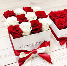 Red White The Perfect Match For Christmas Theroyalrosesgermany Rosebox Infinity Christmas Beautiful Rosen Box Blumenarrangements Diy Rosenboxen