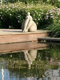 kunst objecten in een tuinontwerp van maria schlepers dronten tuin beeldhouwkunst klei kunst beeldhouwwerk