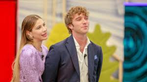 Il loro amore spontaneo nato sotto le telecamere ha sfidato pregiudizi e differenza d'età (lei ha 39 anni e lui 28) e la complicata situazione sentimentale di lei che esce da un matrimonio con molta visibilità. Paolo Ciavarro Clizia Incorvaia E Un Ossessione Per Lui Le Conseguenze