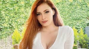 Seksi pozlarıyla büyüleyen Mine Tugayın estetiksiz haline bakın! Doğal  güzel zannedenler yıkıldı...