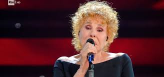 Ornella vanoni — l'appuntamento 04:35. Ornella Vanoni Al Festival Di Sanremo 2021 Esibizione Da Regina E Gag Con Fiorello