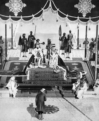 onthisdayinroyalhistory December 12, 1911 King George V 👑 and Queen Mary 👑🇬🇧 travelled to India for the Delhi Durbar, where they were presented as Emperor and Empress of India 👑🇮🇳. #britishroyalty #britishroyalfamily #