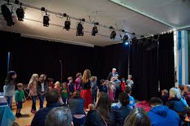 Dramaturge, biographe de la reine elisabeth ii et de son époux le prince philip, chroniqueur et orateur. Fun And Games With Gyles And Saethryd Brandreth Barnes Children S Literature Festival