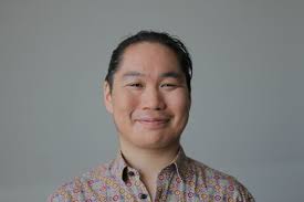 Nunatta Isiginnaartitsinermik Ilinniarfiani naammassisussaq. Miki Petrussen  Nanortalimmi inunngorpoq, nunatsinni Danmarkimilu peroriartorluni.  Isiginnaartitsisartunngorniannginnermini ukiut qulingiluat qallunaat  sakkutuuini umiartortuuvoq nunarsuaq ...