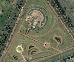 Rogelio salmona transformó su país con sus torres y estructuras de tabique aparente. Biblioteca Virgilio Barco Bogota Rogelio Salmona Architecture Design Architecture Interior And Exterior