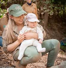 Regarder des films en streaming complet sur votre smart tv, console de jeu, pc, mac. Bindi Irwin Shares Adorable Photos Of Her Four Month Old Daughter Grace Out In Nature Hot And Viral News