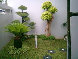 Menanam bunga dan tanaman hias secara langsung pada tanah di halaman rumah bisa menimbulkan kesan berantakan dan akan mempersempit ruang. Taman Depan Rumah Minimalis Lahan Sempit Ide Rumah Minimalis 2019