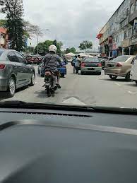 Tetapi keadaan kemalangan yang unik ini telah menarik perhatian pengguna media sosial apabila kereta tersebut kelihatan seperti sedang 'parking' pada pembahagi jalan. Siap Bawa Baby Main Cak Cak Dalam Kereta Kecewanya Ramai Lagi Ingkar Arahan Pkp Pa Ma