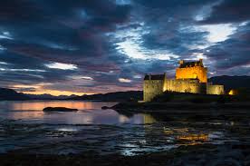 Salita verso il castello, scoprirete ciò che rende speciale edimburgo e la scozia, dalla struttura urbanistica dei close, all'evoluzione del kilt, il tartan, il whisky e l'haggis. Print