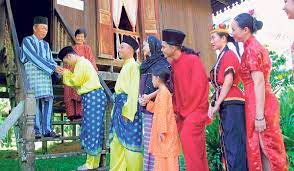 Luasnya wilayah cakupan ini menjadikan suku melayu merupakan suku yang tersebar di negara indonesia, malaysia, brunei, singapura, dan thailand. Pengajian Malaysia Perayaan Dan Kebudayaan 3 Kaum Terbesar Di Malaysia