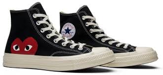 La basket emblématique chuck 70 est disponible en forme basse ou haute et déclinée dans des tons écru, noir et olive pour un look élégant. Comme Des Garcons X Chuck Taylor All Star Hi Play Converse 150204c Goat