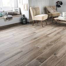 Imitation d'un vieux parquet ciré avec ces fentes, ou d'un parquet contemporain avec des couleurs vives ; Destination Principale Interieur Carrelage Imitation Parquet Carrelage Interieur Carrelage Imitation Bois