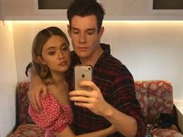 Aimee lou wood came from manchester, england and studied acting at the royal academy of dramatic art (rada) where she successfully graduated in 2017, obtaining ba degree in acting (h level). Netflix Sex Education S Aimee Lou Wood And Connor Swindells Are Real Life Couple Daily Star