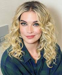 Annie Murphy's Beauty and Talent in Schitt's Creek
