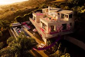 Quattro stanze e un'area relax sul tetto, con tanti dettagli realistici, rendono questa nuova casa di barbie davver La Casa Di Barbie Malibu Apre Le Porte Su Airbnb Per 55 Dollari A Notte