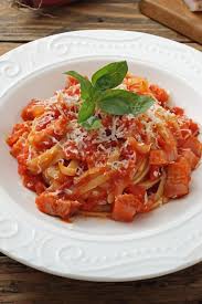 Pasta Mit Wurziger Tomaten Speck Sosse Rezept Rezepte Nudeln Mit Speck Rigatoni Rezepte