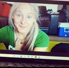 Social media happiness slump: advantages or disadvantages?