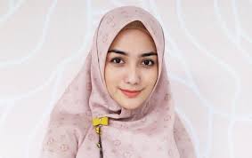Citra kirana merupakan artis cantik kelahiran bogor, jawa barat. Citra Kirana Ungkap Cerita Di Balik Keputusan Berhijab Akui Lebih Tenang Lahir Batin