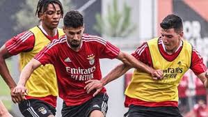 O pedrinho fez 30 jogos e recebeu o seu ordenado como um funcionário normal. Benfica Afina Equipa Para 2021 22 As Imagens Do Primeiro Jogo Treino Das Aguias Benfica Jornal Record
