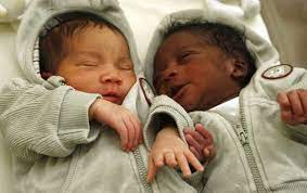 Una Mama Dio A Luz A Mellizos De Diferentes Padres Uno De Su Pareja Y Otro De Su Amante Bebe Babysitio