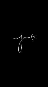 También puedes elegir colores, degradados y patrones para el fondo, ajustar la duración de los títulos y los fondos e incluso añadir una imagen o un logotipo con la marca. Letra J
