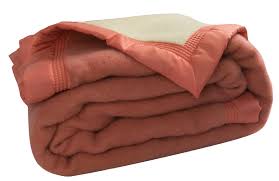 • 100% pure laine woolmark • foulée et lavée, bordée d'un large ruban de satin 100 % polyamide maintenu par 4 piqûres renforcées par un point d'arrêt. Couverture Laine Versailles 600grs Couverture Ourson