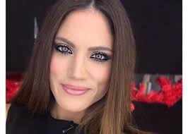 Ξεχωρίσαμε το αγαπημένο της hair look, που δεν είναι άλλο απο τα. H Mairh Synatsakh Ebapse Ta Mallia Ths Mple Gorgone Fwto