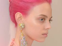 صور ألوان شعر جريئة موضة عام 2020 أبرزها اللون الوردى عين