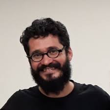 UM DEUS DORMIU LÁ EM CASA" de Guilherme Figueiredo