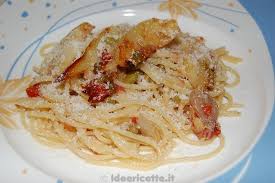 Spezzate gli spaghetti, versateli direttamente nella padella con le patate e mescolate bene. Ricetta Spaghetti Conditi Con Sugo Di Agnello Con Patate E Piselli Ideericette