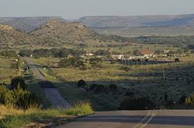 Located about 15 miles from the nature preserve, black mesa state park is adjacent to lake carl etling and offers online reservable rv campsites with water and electric hookups, tent campsites, picnic facilities, boat ramps, trout fishing in season, a playground, restrooms with showers and a group camp with 12 bunkhouses. Black Mesa State Park Argus Reisen