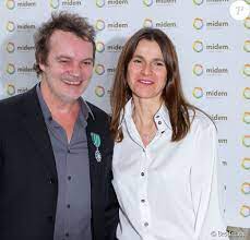 See all formats and editions hide other formats and editions. Axel Bauer Le Rockeur Devient Chevalier Au Cote De La Jolie Emily Loizeau Purepeople