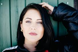 Molly Sandén jobbar på nästa hit hos Musikmakarna