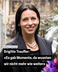 Sie war Lehrerin, Journalistin, Rocksängerin und ist heute  Hotelgastgeberin, Biografin und Ehefrau von Marc Trauffer. In ihrem neuen  336-seitigen Werk erzählt Brigitte Trauffer Schöb (46) offen und  schonungslos, wie die Trauffer Holzspielwaren