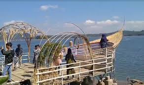 Di waduk darma kuningan juga terdapat fasilitas akomodasi berupa cottage atau bungalow yang bisa dimanfaatkan para pengunjung untuk bermalam. Kamu Bernama Agus Tempat Wisata Ini Beri Tiket Gratis Selama Satu Bulan