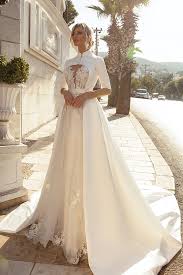 Auch in der kirche, in der nackte schultern oft nicht gern gesehen sind, ist eine stola ein einfaches mittel, um das kleid schnell für eine religiöse trauung anzupassen. Brautkleider