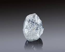 La taille moyenne des diamants pour les bagues de fiançailles est d'environ 1 carat. Alrosa Propose Un Diamant Brut Rare De 242 Carats A Dubai Le 22 3