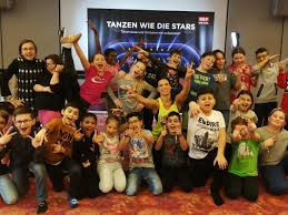 Melden sie sich kostenlos an, um die kinder von peter anzusehen Dancing Stars Profi Conny Kreuter Gibt Kindern Tanzunterricht Vienna Online