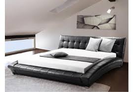 Il letto matrimoniale si distingue per il suo design composto da linee diagonali e forme decise che richiamano la modernità. Letto Di Lusso Acquista Letti Di Lusso Online Su Livingo