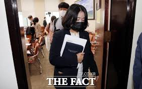 2007년 현직 부장검사로는 최초로 판사로 전직했다. ìœ¤ë¯¸í–¥ ì‚¬ê±´ ì„œìš¸ì„œë¶€ì§€ë²• í˜•ì‚¬í•©ì˜11ë¶€ ë°°ë‹¹