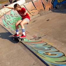 Já conhecida no universo do skate, karen jonz caiu nas graças da internet brasileira ao participar como comentarista do esporte, do qual é a primeira mulher brasileira campeã mundial, nos jogos. Pin By Karla Cruz On Sk8 And Surf Skate Girl Skate Longboarding