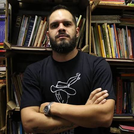 Rodrigo - RODRIGO CIRÍACO é educador e escritor, autor dos livros