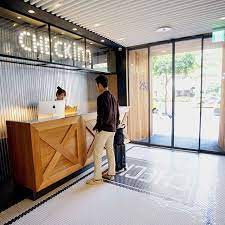 check in with style 帥氣的辦理入住手續65間房每房必備 大片落地窗 席夢思床墊 有機洗髮沐浴備品 離捷運站步行2分鐘65 rooms with exposed authentic brick wall simmons