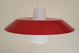 Etsin Keittioon Kirkkaanpunaista Retrolamppua Tama Tai Samantyylinen Home Decor Decor Lamp