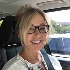 Cover Bald Spots in just few seconds with our pocket friendly Fill Me In  hair powder