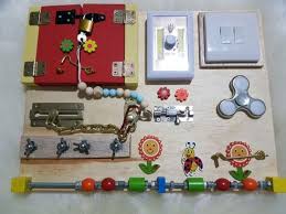 Fabriquer Un Panneau Sensoriel Montessori Pour Occuper Les Petits Enfants Panneaux Sensoriels Tableau D Activite Montessori