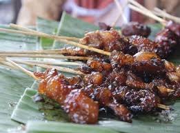 Bahan utama pembuat sate kere adalah tempe gembus, yaitu tempe yang terbuat dari ampas sisa yu rebi memberi jaminan bahwa semua warung sate yu rebi mempunyai resep yang sama jangan lupa menjajal sate sapi campur (rp 27 ribu). Sate Kere