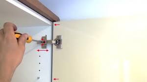 Scharniere Einstellen Tipps Tricks Diybook At Scharniere Schrankscharniere Schrankturen